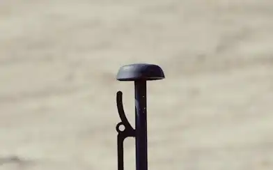 Top of Scepter's metal post with a cap and clip